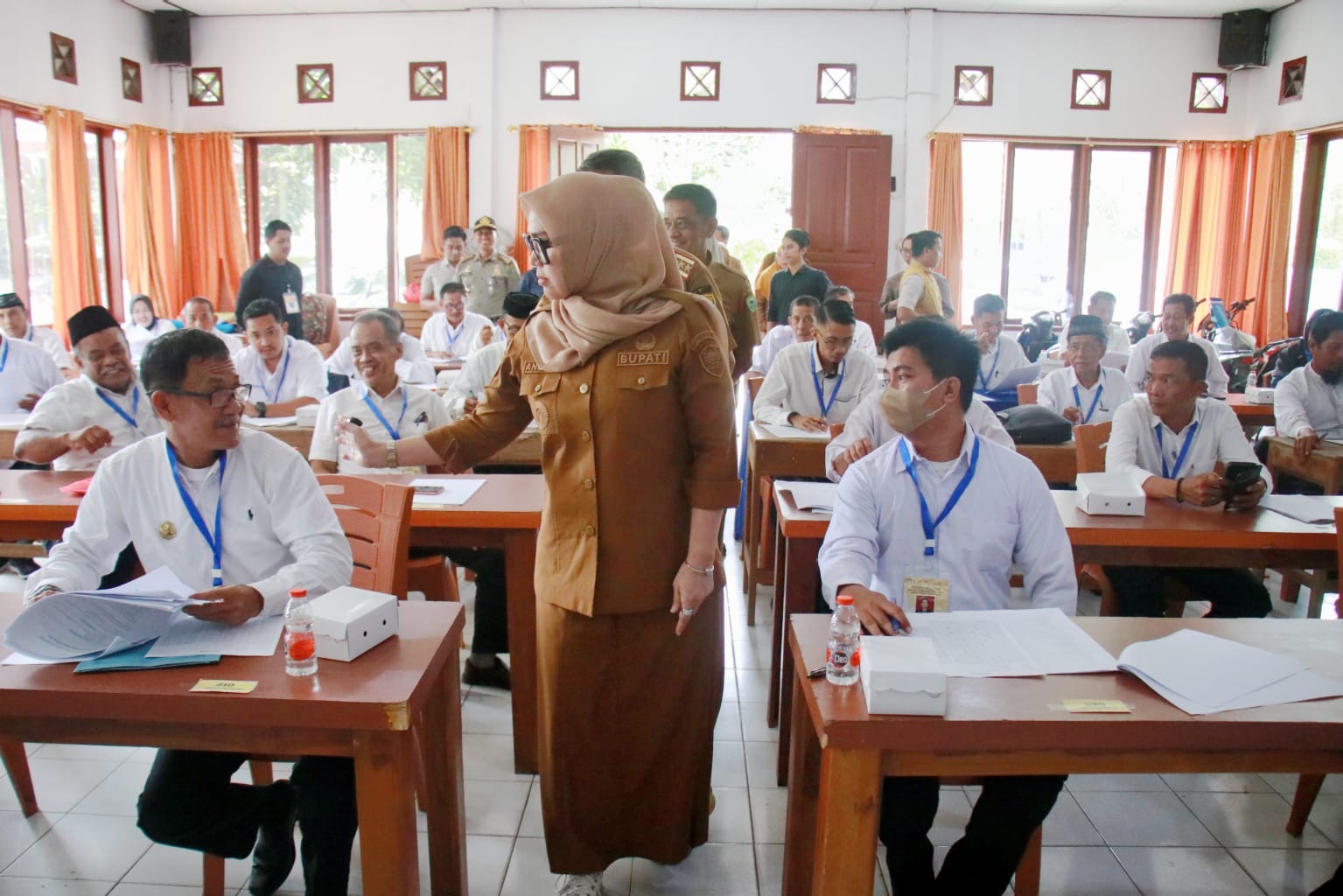 Pastikan Tahapan Berjalan Transparan & objektif, Bupati Barru Tinjau Pelaksanaan Tes Tulis Cakades