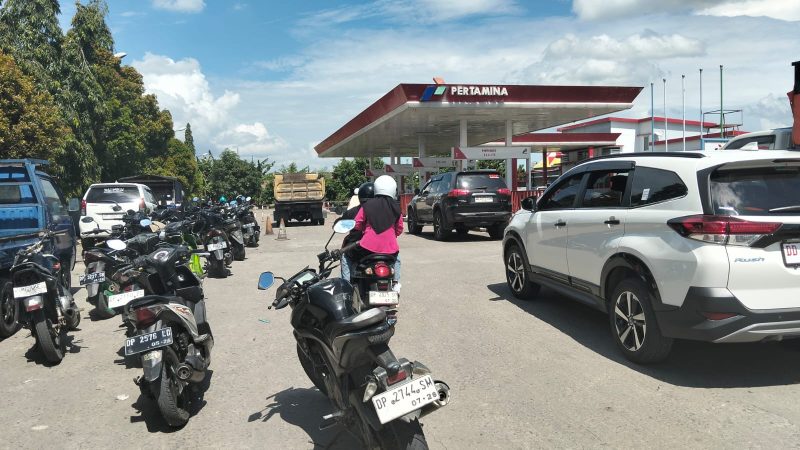 BBM di Pinrang Mulai Langka, Antrean Panjang dan Lama