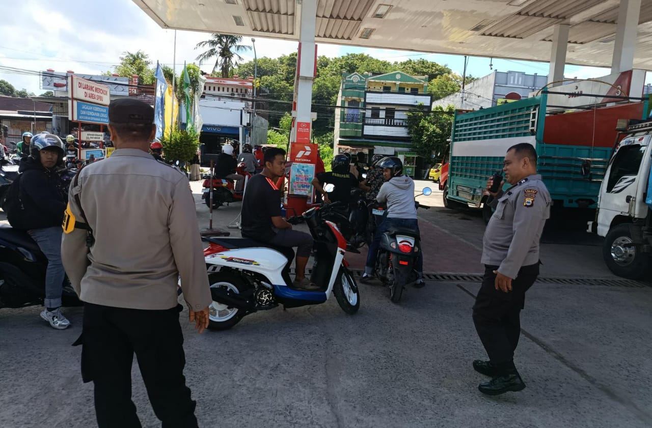 Polsek Soreang Awasi Aktivitas SPBU,  Pastikan Situasi Tetap Kondusif Pasca Isu Kenaikan BBM