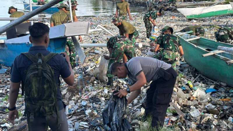 Polres Parepare Kerahkan Personel, Sinergi Bersih Pantai Cempae Bersama TNI dan Pemkot