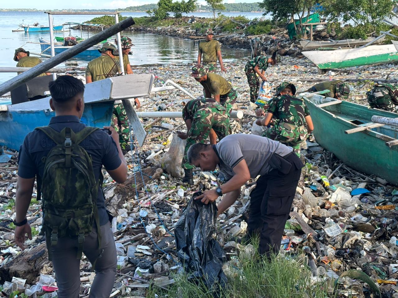 Polres Parepare Kerahkan Personel, Sinergi Bersih Pantai Cempae Bersama TNI dan Pemkot