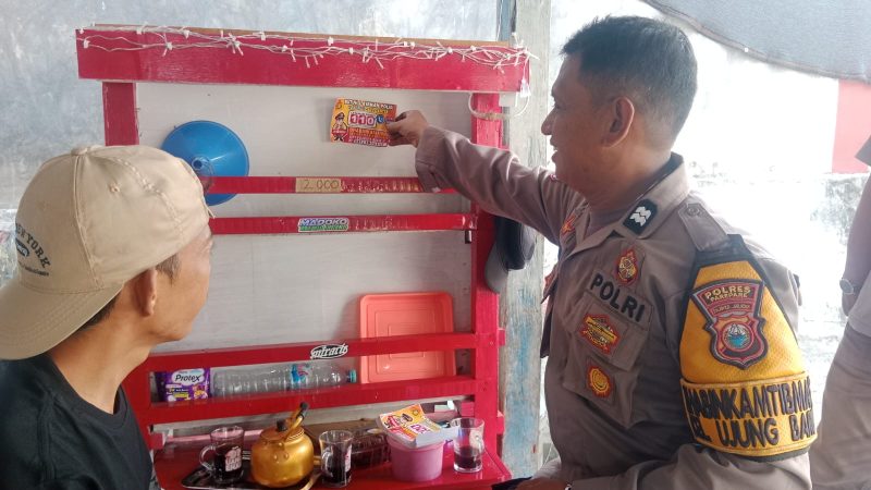 Permudah Akses Layanan Pengaduan, Bhabinkamtibmas Polres Parepare Tebar Stiker Call Center 110