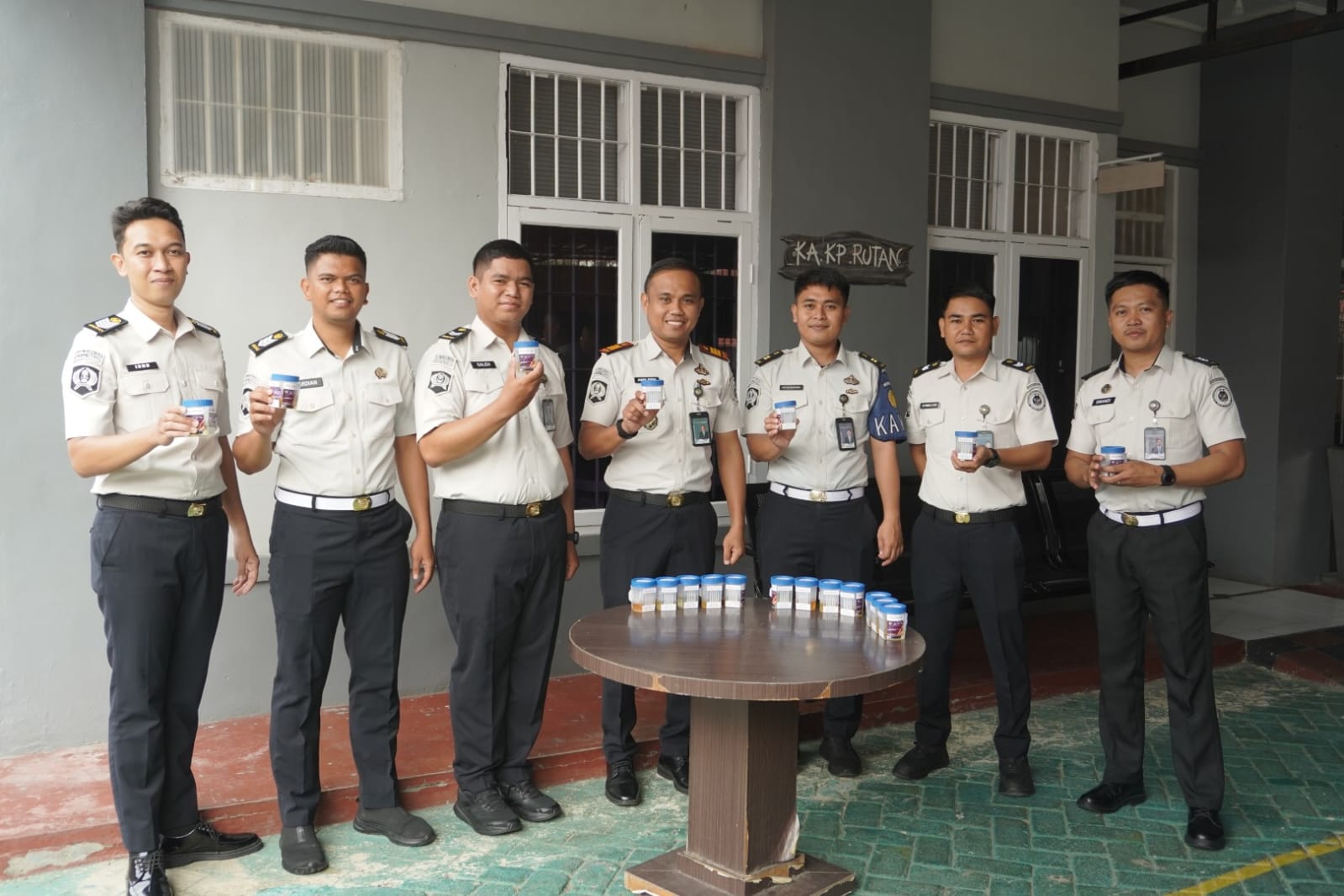 Komitmen Bebas Narkoba, Rutan Pinrang Periksa Pegawai dan Warga Binaan Jalani Tes Urine