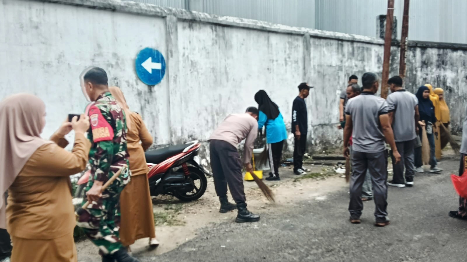 Polsek KPN bersama Warga dan Aparat Kelurahan Lakukan Kerja Bakti Bersihkan Sampah Berserakan