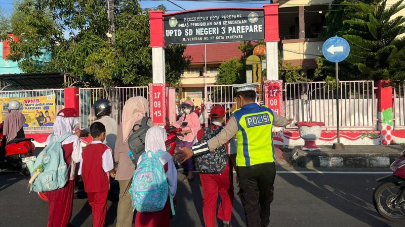Pengaturan pagi, Sat Lantas Polres Parepare Berikan Perlindungan dan Rasa Aman bagi Pengendara