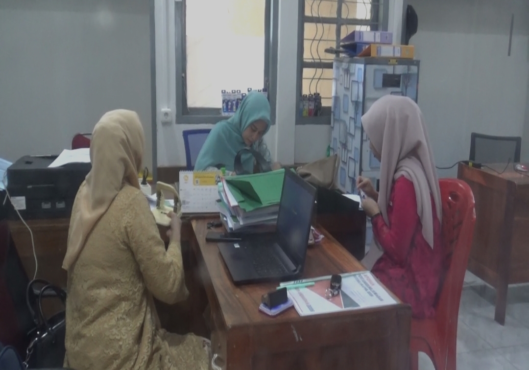 Kenang Perjuangan Kartini, ASN di Kantor Camat Watang Sawitto Pinrang Pakai Kebaya