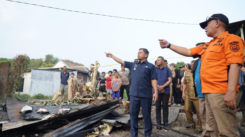 Tasming Hamid Tinjau Lokasi Kebakaran di Lumpue, Pastikan Korban Tertangani