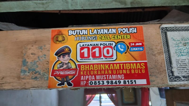 Bhabinkamtibmas Polsek Ujung Sebar Stiker Layanan Call Center 110