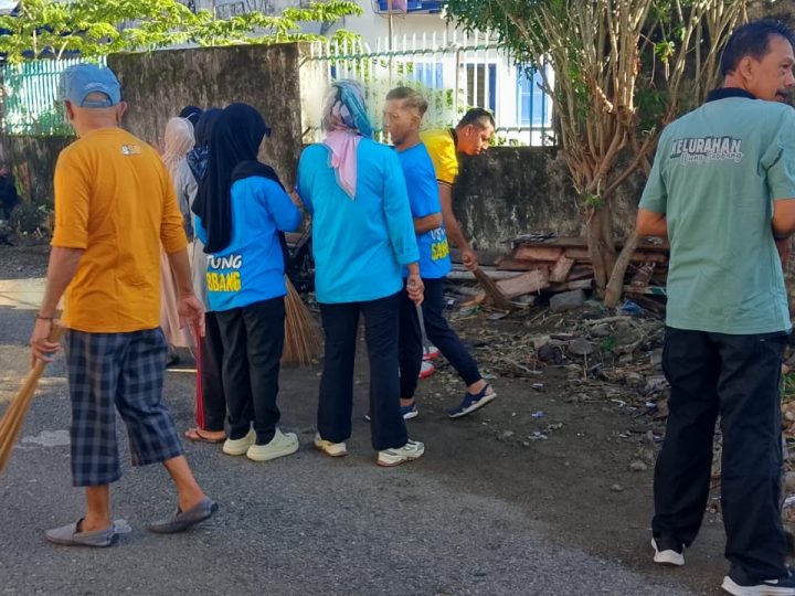 Kurvey Bersama, Bhabinkamtibmas Turut Andil Jaga Kebersihan Lingkungan di Ujung Sabbang