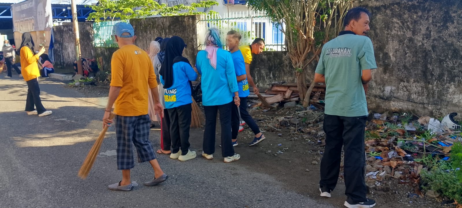 Kurvey Bersama, Bhabinkamtibmas Turut Andil Jaga Kebersihan Lingkungan di Ujung Sabbang