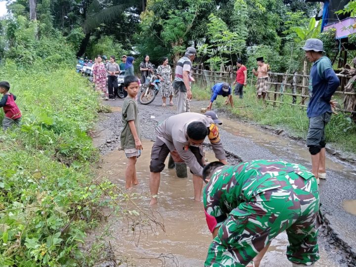 Semangat Gotong Royong Warga Lasitae dan Bhabinkamtibmas Perbaiki Jalan Desa