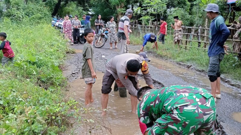 Semangat Gotong Royong Warga Lasitae dan Bhabinkamtibmas Perbaiki Jalan Desa