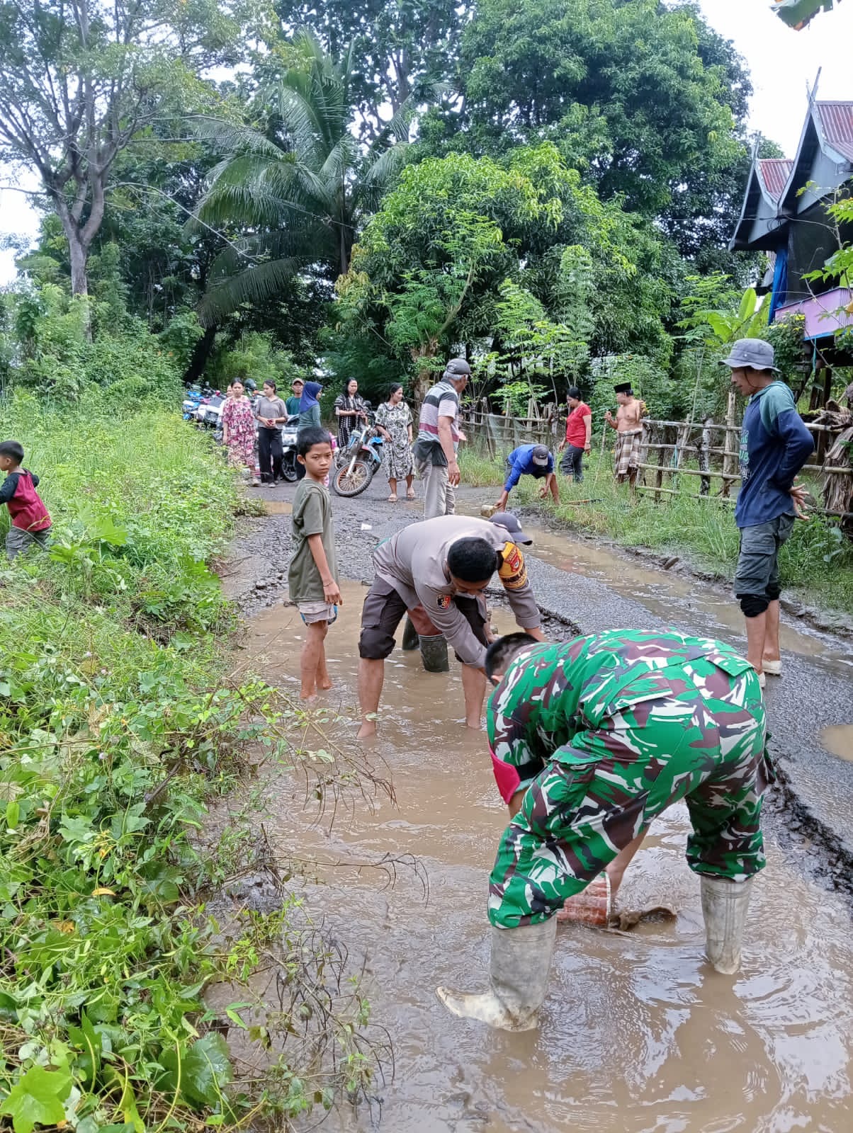 Semangat Gotong Royong Warga Lasitae dan Bhabinkamtibmas Perbaiki Jalan Desa