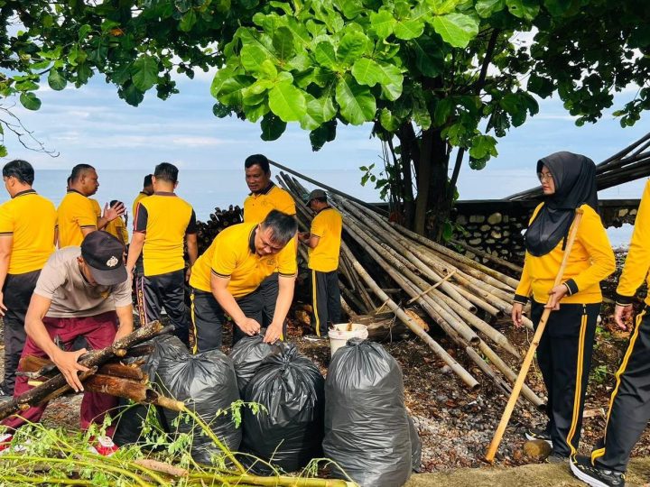 Maknai Hari Buruh, Personil Polres Parepare Lakukan Aksi Bersih-Bersih Pantai