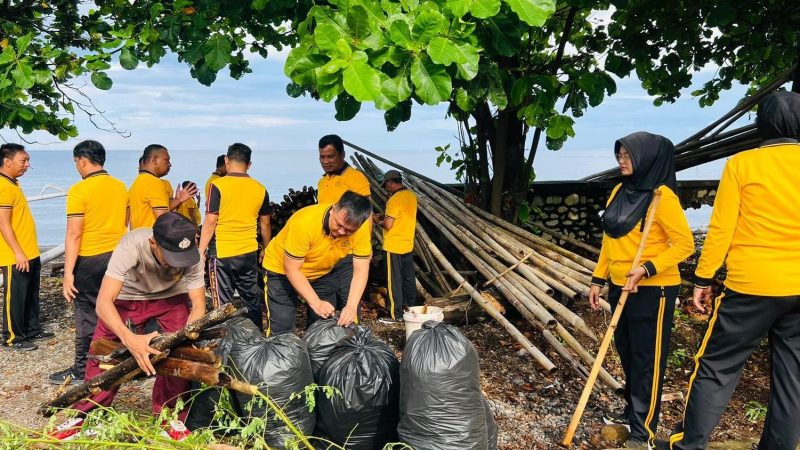Maknai Hari Buruh, Personil Polres Parepare Lakukan Aksi Bersih-Bersih Pantai