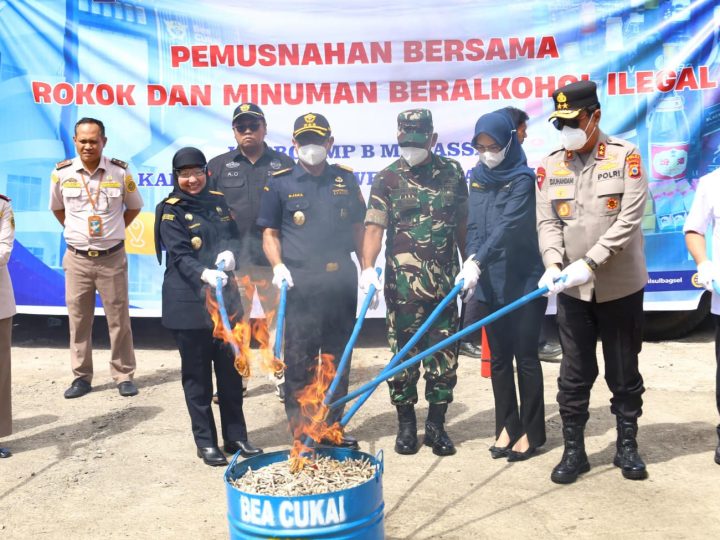 Kapolda Sulsel Hadiri Pemusnahan Rokok dan Miras Ilegal oleh Kanwil DJBC Sulbagsel