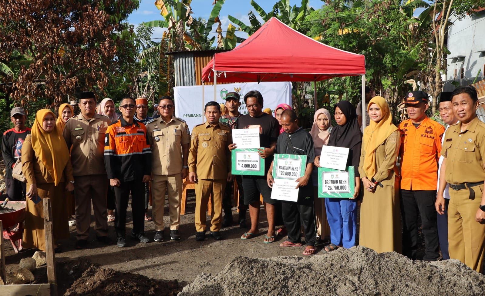 Wali Kota Parepare Salurkan Bantuan dan Letakkan Batu Pertama Rumah Korban Kebakaran Lumpue