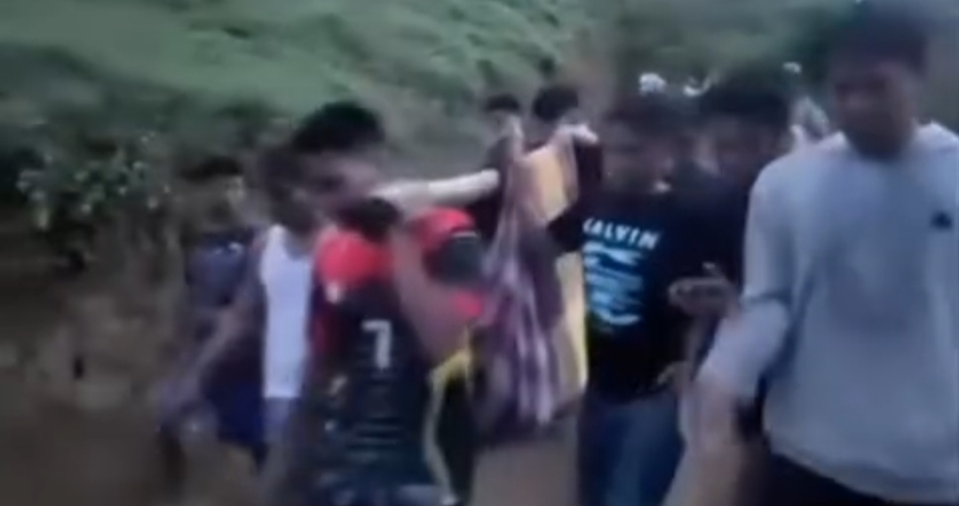 Viral Video Pasien di Dusun Paleleng Pinrang Ditandu Sejauh 3 Kilometer