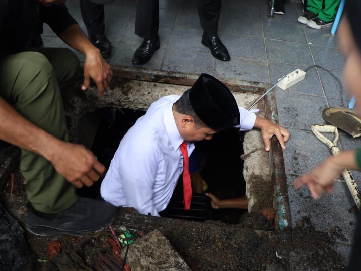 Wali Kota Parepare Turun Langsung Pantau Pengerukan Drainase di Kawasan Masjid Taqwa