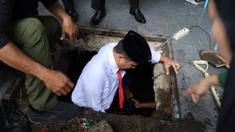 Wali Kota Parepare Turun Langsung Pantau Pengerukan Drainase di Kawasan Masjid Taqwa