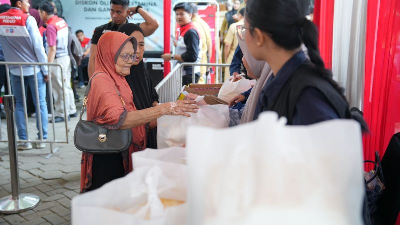 Pertamina Sulawesi Salurkan 1.000 Paket Sembako melalui Program Pasar Murah di Makassar