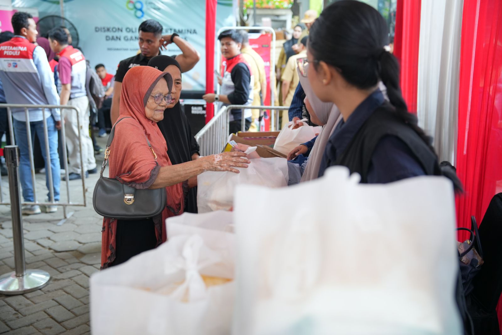 Pertamina Sulawesi Salurkan 1.000 Paket Sembako melalui Program Pasar Murah di Makassar