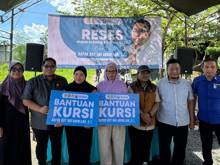 Reses di Galung Maloang, Asy’ari Abdullah Serahkan Bantuan Kursi untuk Warga