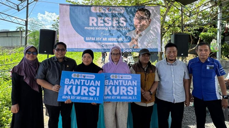 Reses di Galung Maloang, Asy’ari Abdullah Serahkan Bantuan Kursi untuk Warga
