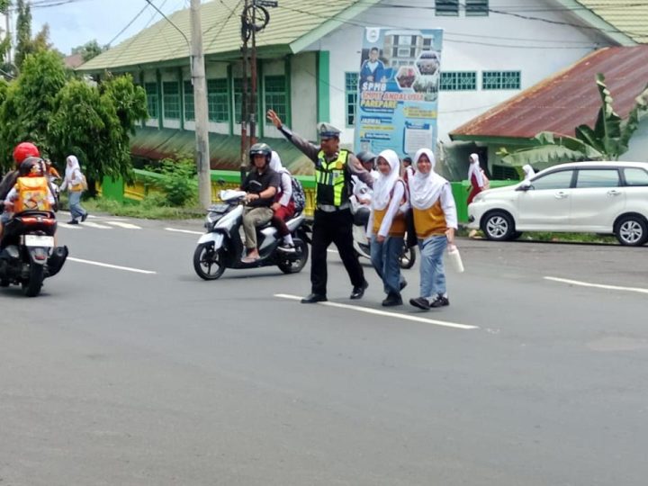 Pengendalian Arus Kendaraan, Satlantas Polres Parepare Beri Perlindungan bagi Pejalan Kaki dan Pelajar