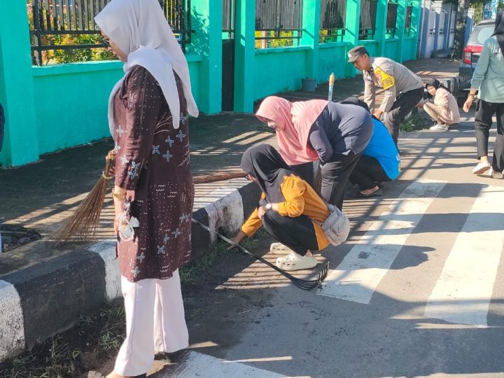 Peduli Kebersihan, Bhabinkamtibmas Polsek KPN Ikut Bersih-Bersih Lingkungan bersama Perangkat Kelurahan Ujung Sabbang