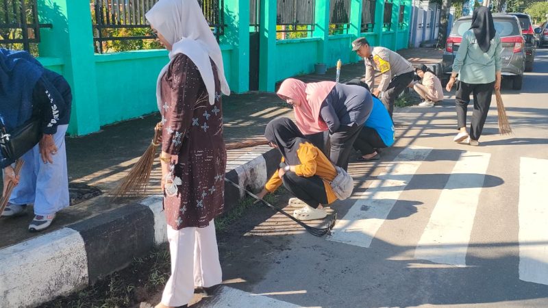 Peduli Kebersihan, Bhabinkamtibmas Polsek KPN Ikut Bersih-Bersih Lingkungan bersama Perangkat Kelurahan Ujung Sabbang