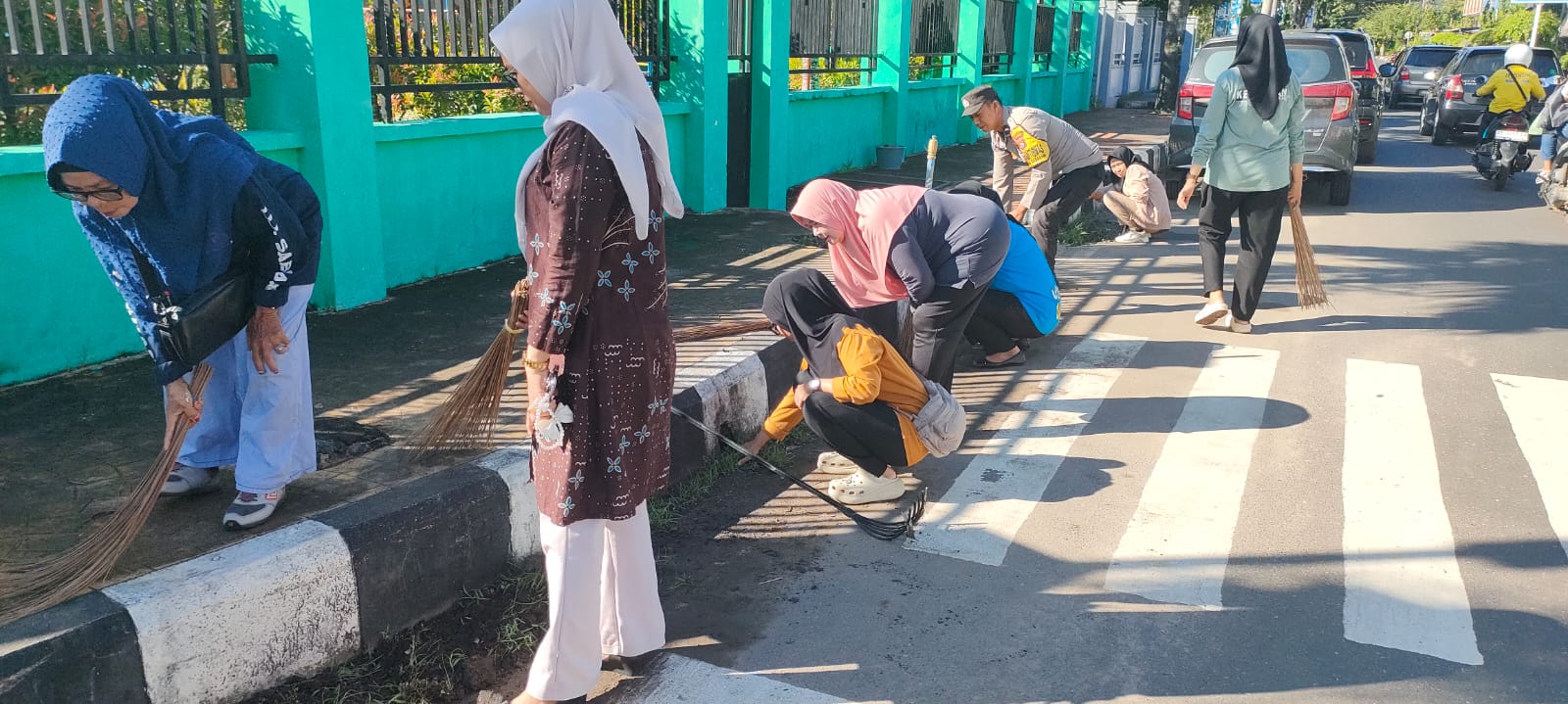 Peduli Kebersihan, Bhabinkamtibmas Polsek KPN Ikut Bersih-Bersih Lingkungan bersama Perangkat Kelurahan Ujung Sabbang