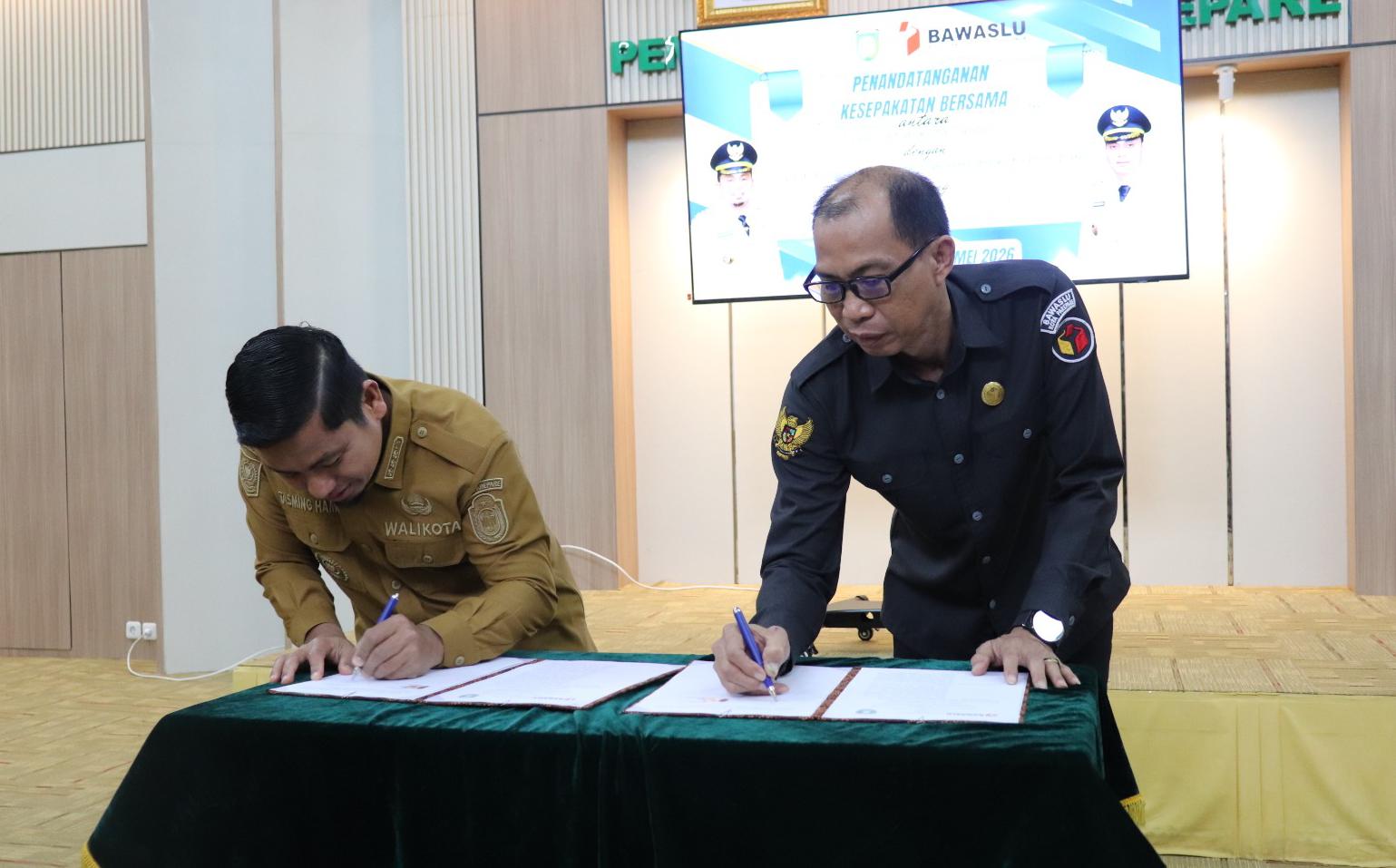 Perkuat Demokrasi, Bawaslu Parepare dan Pemkot Teken MoU Pendidikan Politik