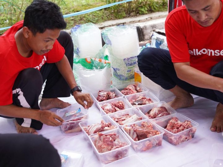 Perluas Manfaat bagi Masyarakat melalui Semangat Kebersamaan, Telkomsel Salurkan Hewan Kurban Iduladha 1447 H