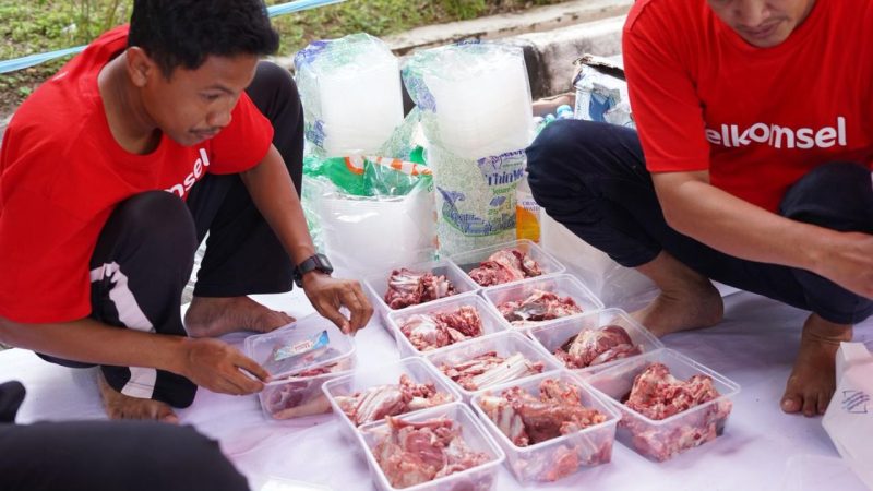 Perluas Manfaat bagi Masyarakat melalui Semangat Kebersamaan, Telkomsel Salurkan Hewan Kurban Iduladha 1447 H