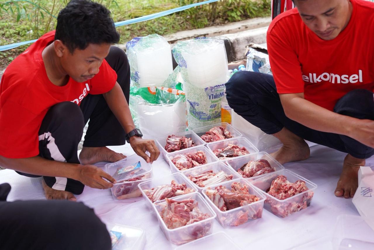 Perluas Manfaat bagi Masyarakat melalui Semangat Kebersamaan, Telkomsel Salurkan Hewan Kurban Iduladha 1447 H