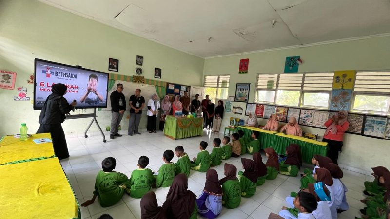 Siswa SDN 190 Ujunge Antusias Ikuti Kelas Kesehatan Gigi dan Tangan Anak Volunteer AKB 22 Sulsel