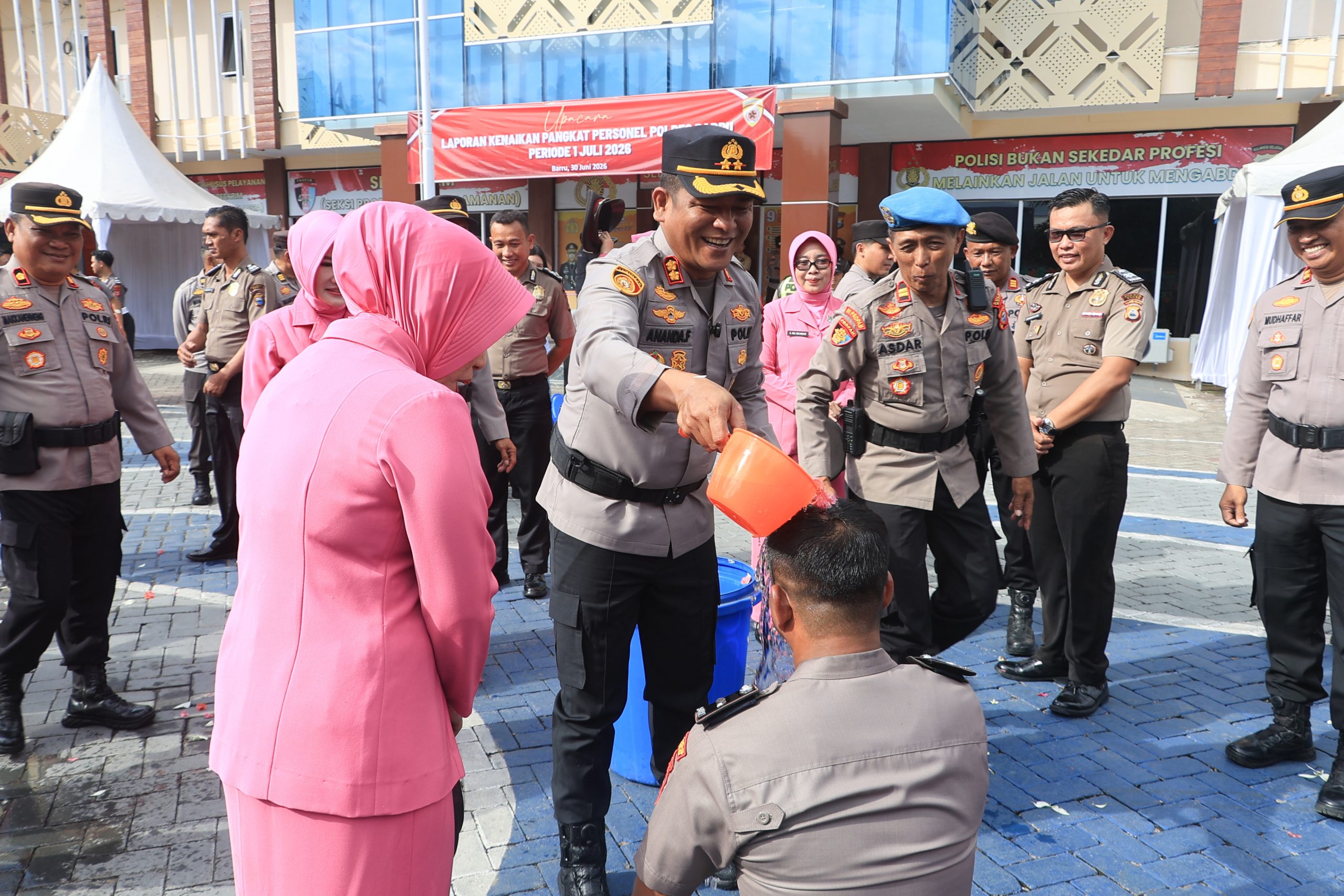 27 Personel Polres Barru Terima Kenaikan Pangkat, Kapolres Tekankan Loyalitas dan Integritas