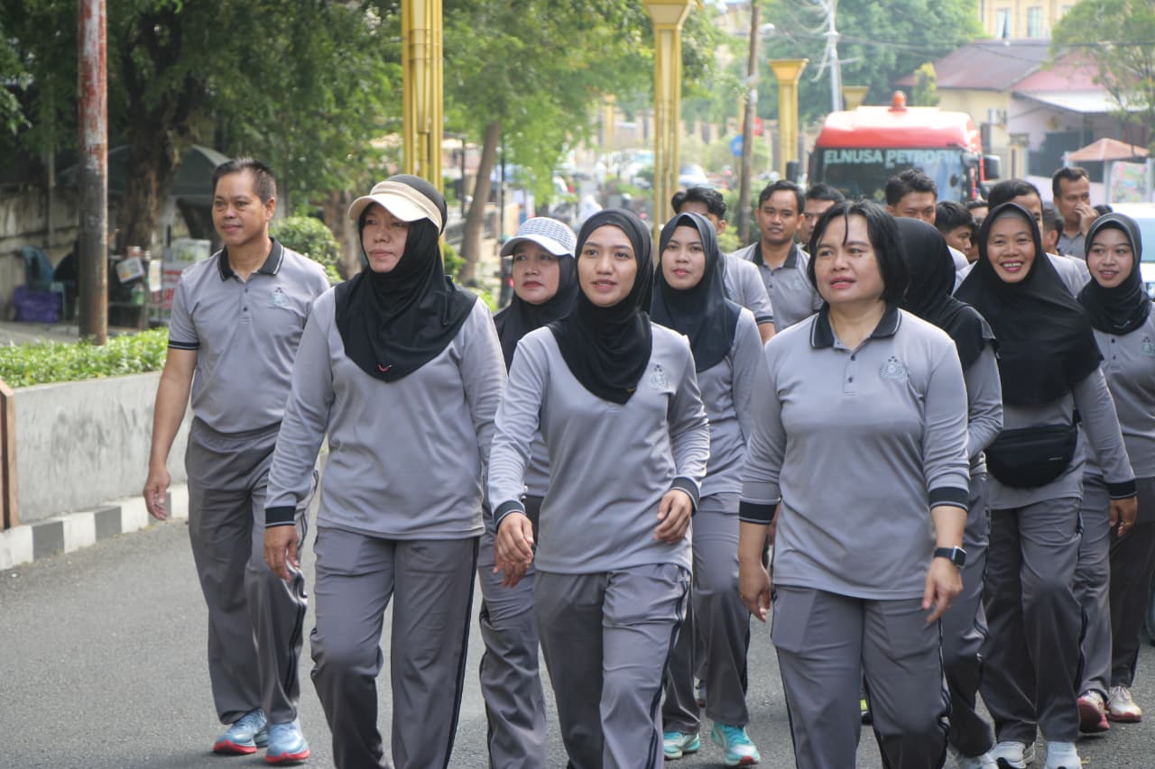 Jaga Kondisi Bugar, Personel Polres Parepare Kembali Lakukan Jalan Sehat Selasa Pagi