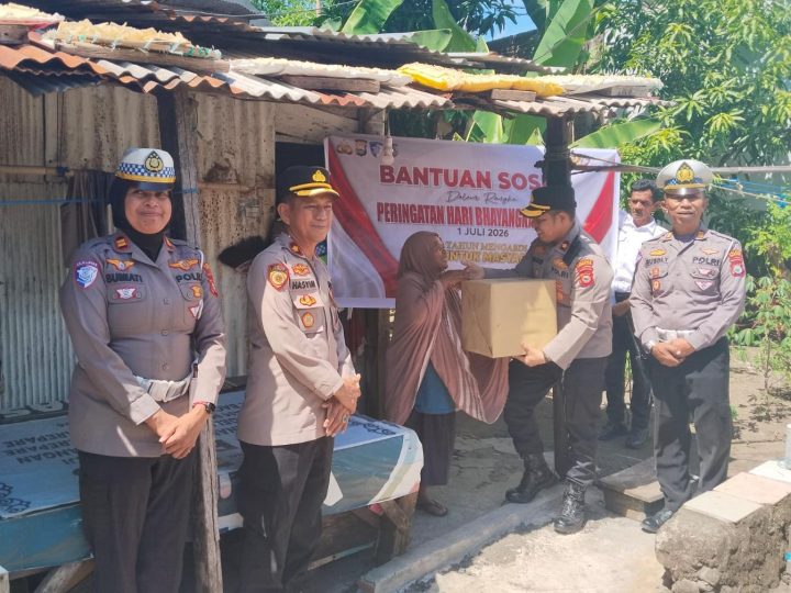 Hari Bhayangkara ke-80, Polres Parepare Salurkan Bantuan Sosial bagi Keluarga Pra Sejahtera