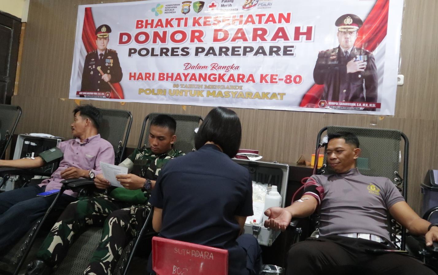 TNI-Polri di Parepare Lakukan Donor Darah Sambut Hari Bhayangkara ke-80