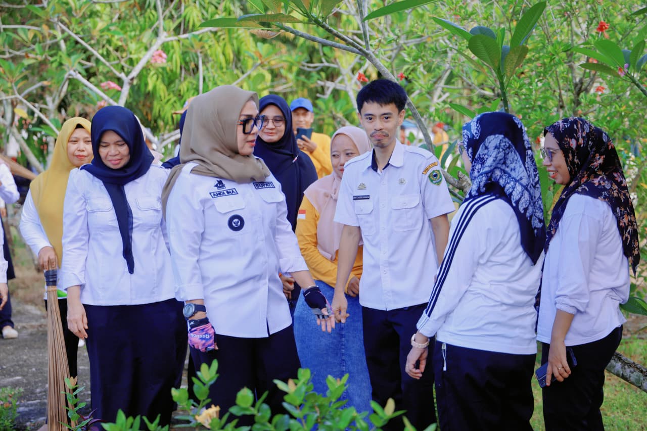 Pimpin Rabu Bersih di Taman Makam Pahlawan, Bupati Barru Ajak ASN Perkuat Budaya Peduli Lingkungan