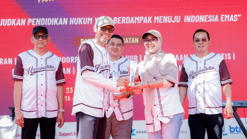Bupati Barru Terima Hasanuddin Law School Award pada Dies Natalis ke-74 Fakultas Hukum Unhas