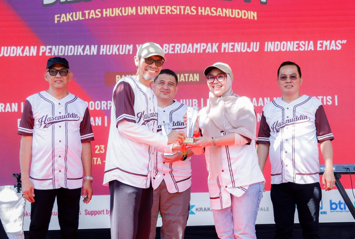 Bupati Barru Terima Hasanuddin Law School Award pada Dies Natalis ke-74 Fakultas Hukum Unhas