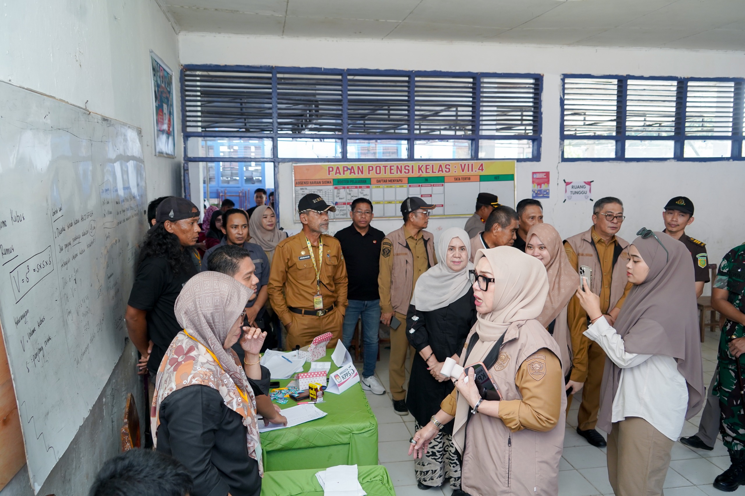 Bupati dan Forkopimda Pantau Langsung Pilkades Serentak, Andi Ina Ajak Warga Jaga Kondusivitas