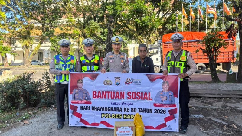 Momentum Hari Bahayangkara ke-80, Satlantas Polres Barru Salurkan Bansos Kepada Warga Kurang Mampu