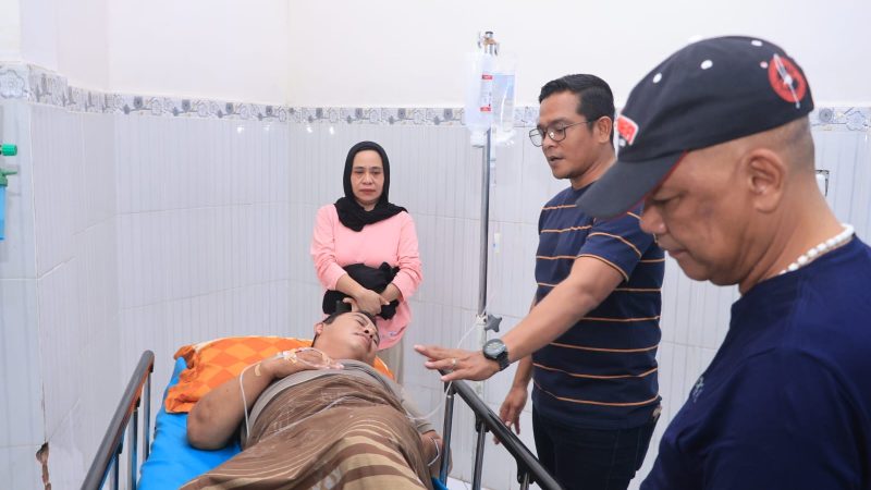 Kapolres Barru Jenguk Anggota yang Ditabrak Saat Bertugas, Pelaku Diamankan di Parepare
