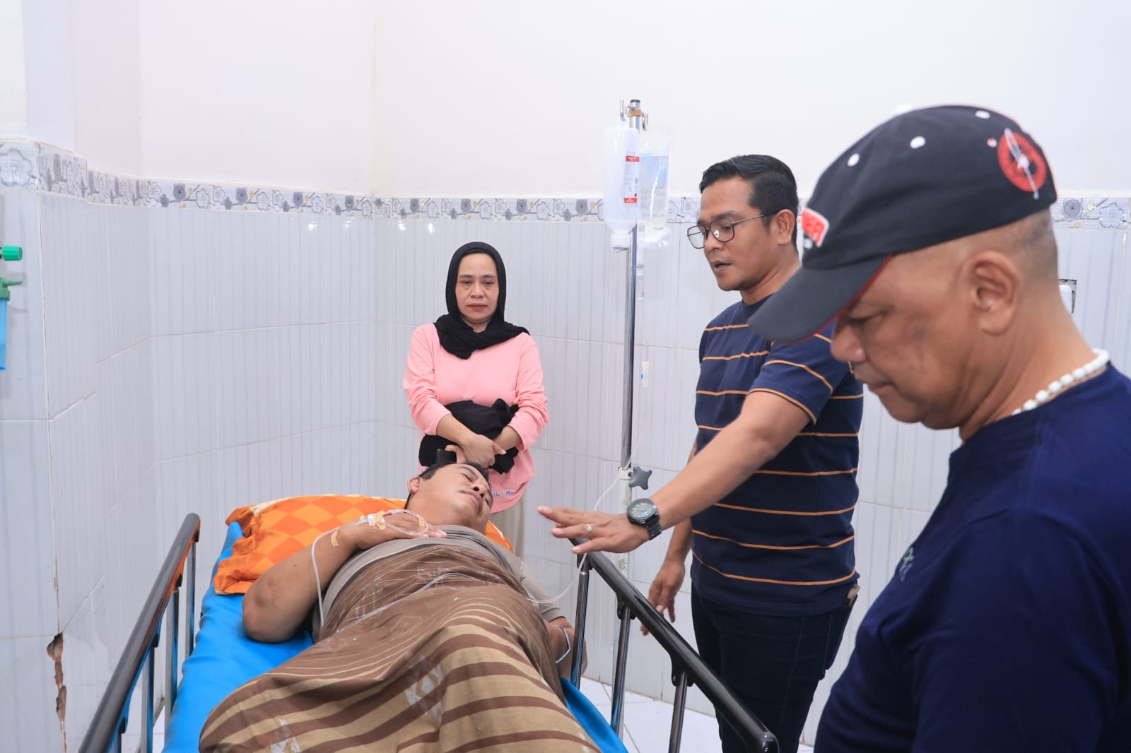 Kapolres Barru Jenguk Anggota yang Ditabrak Saat Bertugas, Pelaku Diamankan di Parepare