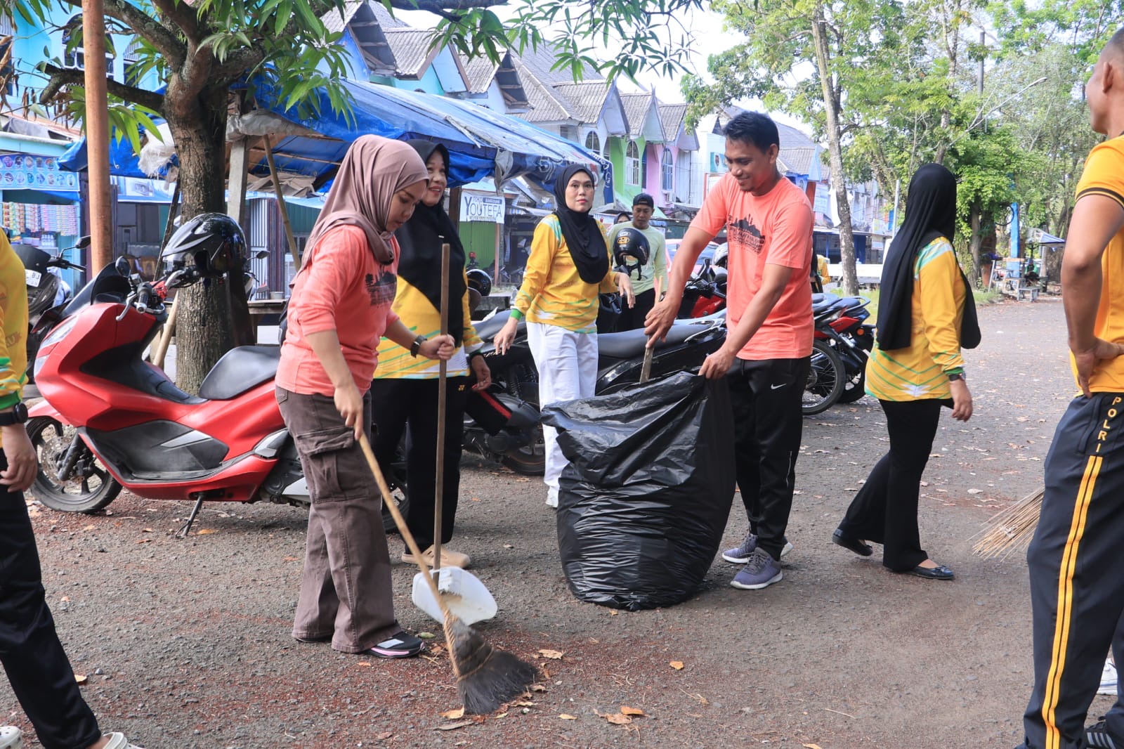 Polres Barru Bersihkan Pasar, Terminal, dan Rumah Ibadah Lewat Gerakan Indonesia Asri