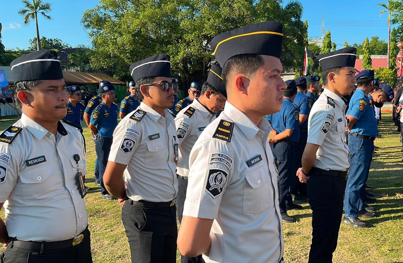 Pegawai Lapas Parepare Hadiri Upacara Peringatan Hari Bhayangkara ke-80 di Lapangan Andi Makkasau